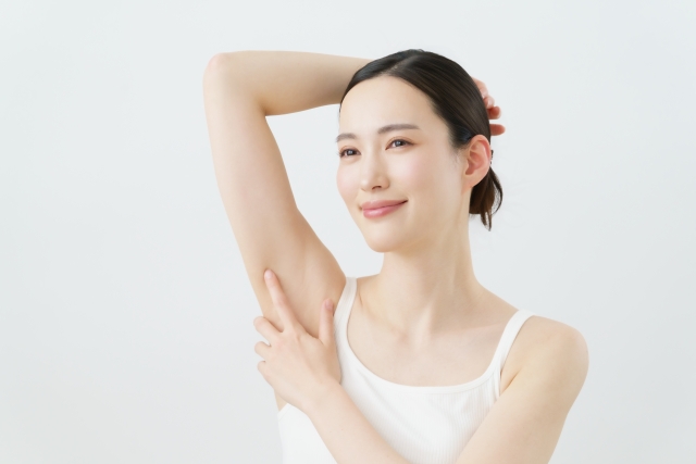 家庭用脱毛器を使う女性